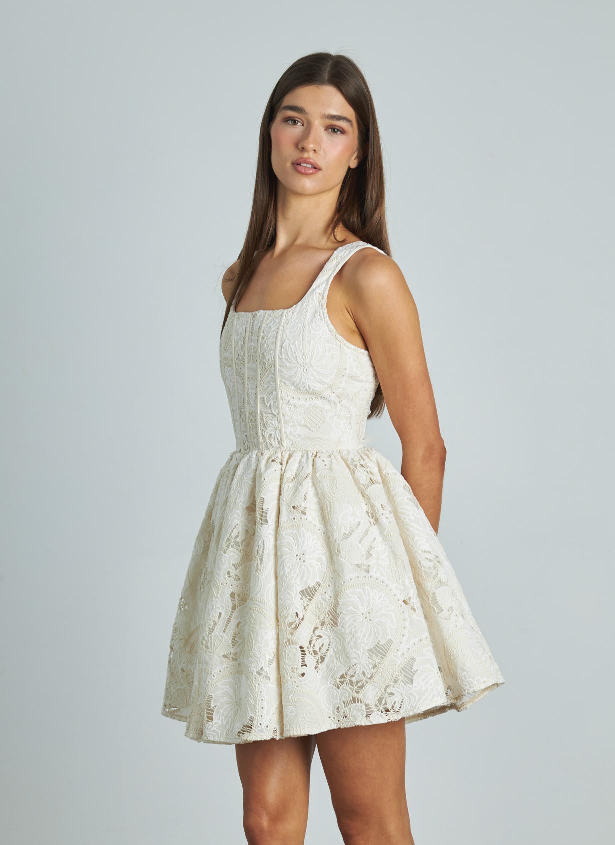 KURZES TAILLIERTES KLEID