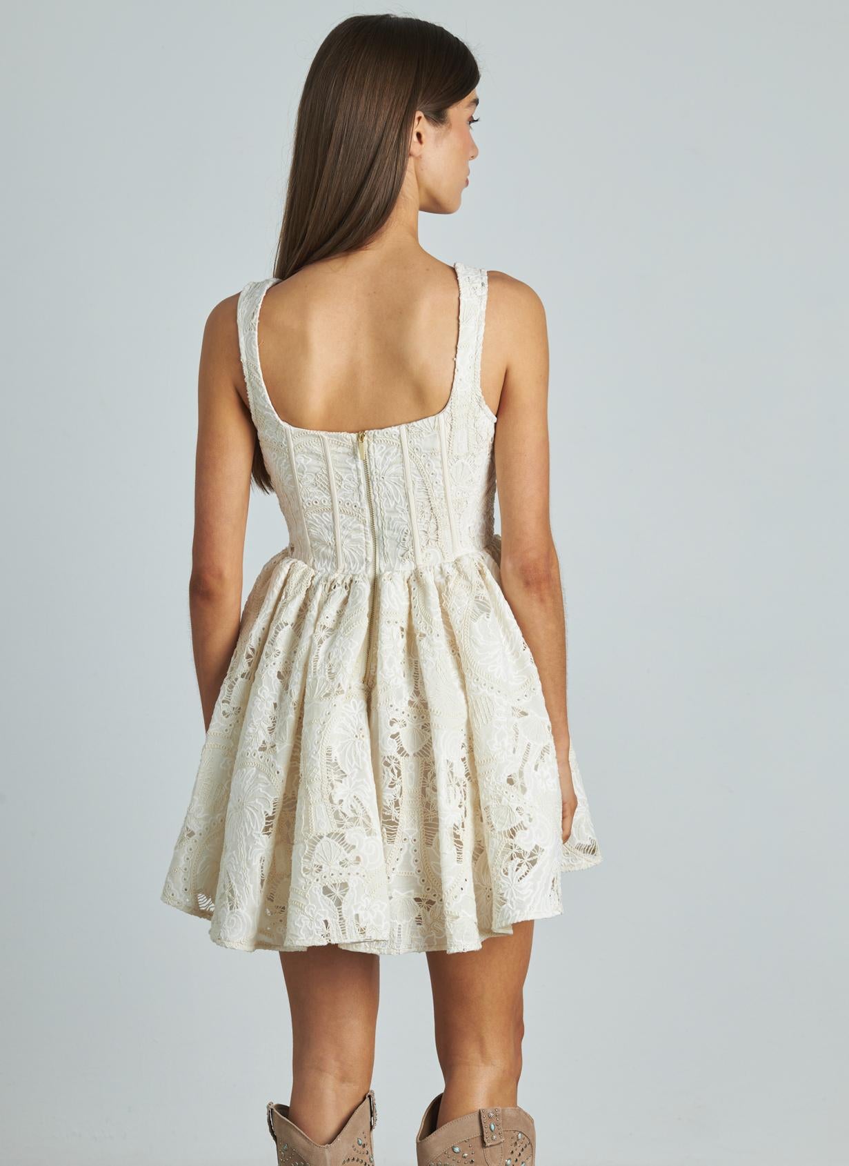 KURZES TAILLIERTES KLEID